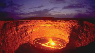 La imágen muestra el lago de lava en el fondo del cráter del volcán Masaya.