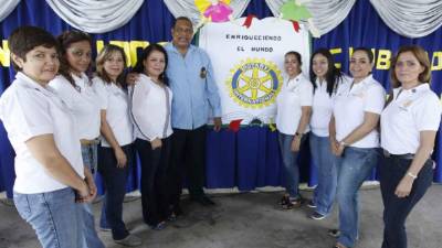 El gobernador René Villanueva con los miembros del Club Rotario Femenino Merendón.