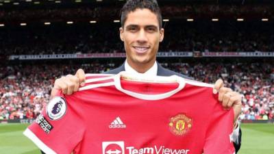 Raphaël Varane fue presentado ante los aficionados del Manchester United en Old Trafford.