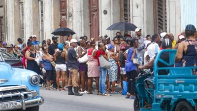 Personas esperan su turno para comprar alimentos antes que se dañen por falta de electricidad en una tienda estatal, este lunes en La Habana (Cuba).