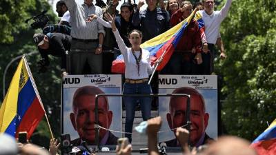 “¡Nunca hemos estado tan fuertes!”: la líder opositora María Corina Machado salió de la clandestinidad para encabezar una masiva manifestación este sábado contra la proclamación de Nicolás Maduro como presidente reelecto de <b>Venezuela</b>, en una jornada en la que el chavismo también llamó a marchar a sus seguidores.