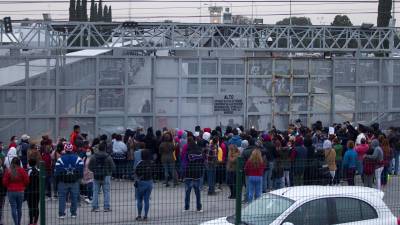 Familiares de presos esperan por información afuera del Penal de Apodaca, en el estado de Nuevo León (México). EFE/ Gabriela Pérez
