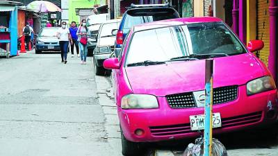 Muchos conductores siguen estacionamiento en zonas prohibidas a vista y paciencia de las autoridades.