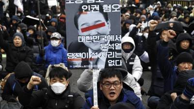 Miles de ciudadanos exigen la dimisión de Yoon en una protesta este jueves en Seúl.