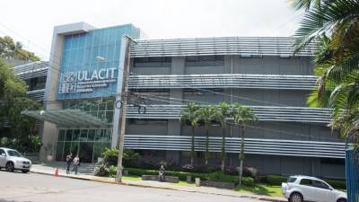 Panorámica de la entrada de la ULACIT en Costa Rica.