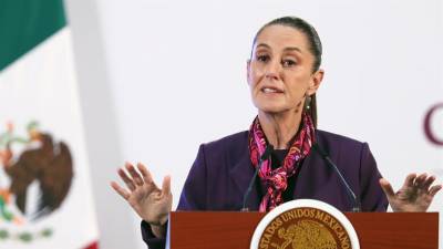 La presidenta de México, Claudia Sheinbaum, habla durante su conferencia de prensa matutina este lunes, en el Palacio Nacional en la Ciudad de México (México).