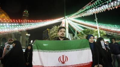 Un hombre sostiene la bandera nacional de Irán durante una manifestación antiisraelí en la Plaza Palestina de Teherán, Irán, el 1 de abril de 2024. Según la agencia de noticias IRNA, el 1 de abril Israel lanzó un ataque aéreo contra el edificio del consulado iraní en Damasco.