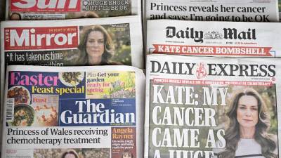 Una imagen muestra las portadas de algunos de los periódicos nacionales británicos, dominadas por historias sobre la británica Catalina, Princesa de Gales, anunciando su diagnóstico de cáncer.