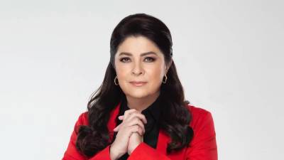 La actriz Victoria Ruffo abrió nuevamente el debate sobre su historia con Eugenio Derbez, al asegurar en una entrevista reciente que el actor y productor fue un padre ausente durante la infancia de José Eduardo Derbez. Según Ruffo, el principal problema fue que Derbez “nunca quiso ser papá”, lo que derivó en una relación distante y poco constante con su hijo.