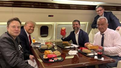 Trump Jr. compartió una imagen junto a su padre, Musk y RFK comiendo McDonalds en el avión privado del presidente electo de EEUU.