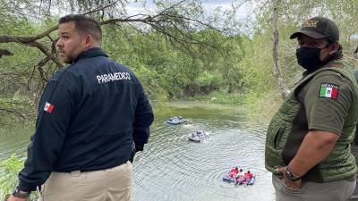 Migrantes centroamericanos se lanzan al Río Bravo para cruzar hacia Estados Unidos frente a agentes mexicanos.