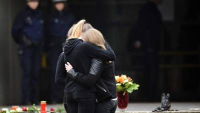 Los familiares de los pasajeros del vuelo 9525 esperan noticias sobre los restos de sus seres queridos en los centros de crisis habilitados en Barcelona y Alemania.