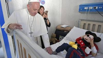 EPA616. CIUDAD DEL VATICANO (VATICANO), 05/01/2018.- Fotografía cedida por el diario vaticano, 'L'Osservatore Romano', que muestra al papa Francisco (i), mientras lleva regalos a los pacientes del hospital pediátrico Bambino Gesu en Roma (Italia) hoy, 5 de enero del 2018. EFE/ Osservatore Romano /SÓLO USO EDITORIAL/PROHIBIDA SU VENTA