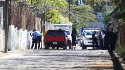 El vehículo color rojo que se observa al fondo de la imagen es en el que se transportaba la víctima.