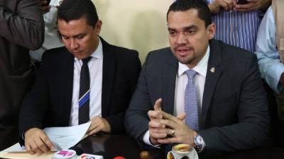 El ministro Ebal Díaz entrega proyecto de ley al prosecretario del Congreso Nacional, Tomás Zambrano.