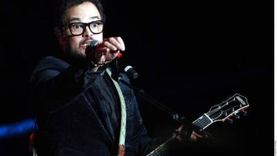 Alex SyntekEl cantante mexicano ha sido uno de los artistas que más se han pronunciado en contra del reguetón en entrevistas y en sus redes sociales.Recientemente publicó: “Son las 10 de la mañana, desayunando en el aeropuerto, ¿esa es la música? Dejen la música pornográfica para los antros de noche y no durante el día en lugares públicos. Mis hijos te lo van a agradecer”, concluyó.En una entrevista local dijo: 'el reguetón ya me tiene hasta la madre. El mismo ritmo, la misma letra, la misma misoginia y vulgaridades'.