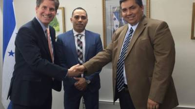 Representantes del despaco Ross & Asmar LLC y del consulado de Honduras en New York al firmar el acuerdo.