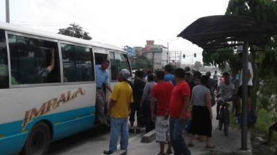 Muchos pasajeros han sido bajados de las unidades de transporte. Fotos: Santiago Lara y Amilcar Izaguirre.