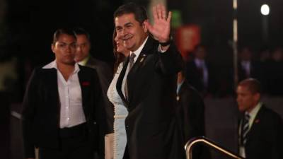 En la imagen un registro del presidente de Honduras, Juan Orlando Hernández (c). EFE/Archivo