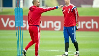 Pep Guardiola dialoga con Manuel Neuer durante un entrenamiento del Bayern en Doha.