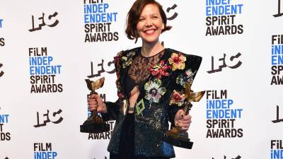 Maggie Gyllenhaal, ganadora de los premios Mejor director, Mejor guión y Mejor largometraje por “La hija perdida”, posa en la 37ª edición de los Premios Film Independent Spirit en Santa Mónica, California.