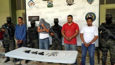 A los detenidos se les decomisó un vehículo, supuesta droga y tres armas de fuego.