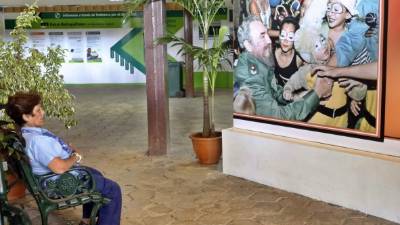 Una mujer observa una foto del líder de la revolución cubana, Fidel Castro, el 12 de agosto del 2017, en La Habana (Cuba). EFE