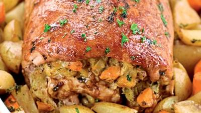 Puedes rellenar la pierna de cerdo al gusto.