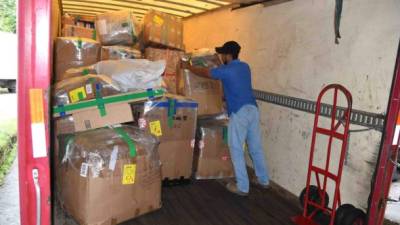 Los transportadores de encomiendas acarrean bienes enviados desde Estados Unidos a Honduras.