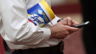 Un hombre se dispone a combrar un bote de Lysol. Foto: AFP/Referencia