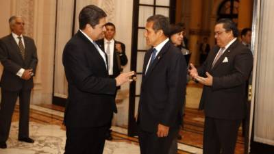 El presidente Juan Orlando Hernández conversa con su homólogo de Perú Ollanta Humala.