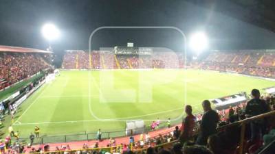 Aficionados del Alajuelense abuchearon al Olimpia durante el anuncio del once titular