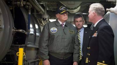 US President Donald Trump(L) tours the Combat Direction Center on the pre-commissioned USS Gerald R. Ford aircraft carrier in Newport News, Virginia on March 2, 2017. / AFP PHOTO / SAUL LOEB