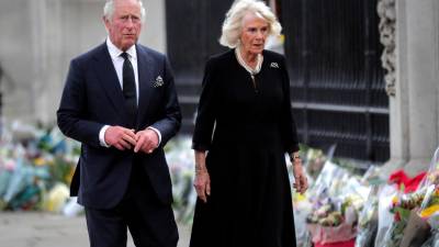 El rey Carlos III junto a su esposa, la nueva reina.