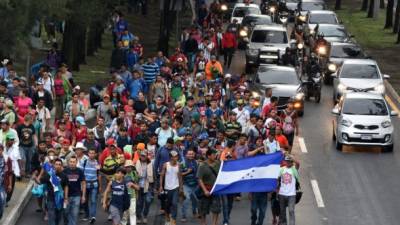 Mientras el hondureño sigue en la caminata, el presidente Trump amenazó hoy con enviar al Ejército para que cierre la frontera sur. Foto: AFP