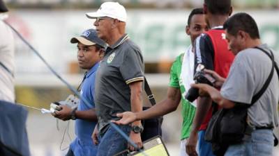 Jairo Ríos al momento de abandonar el estadio tras la derrota.