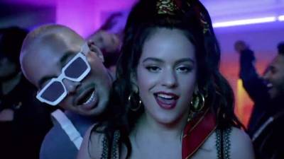 La cantante española Rosalía y el cantante colombiano J Balvin.