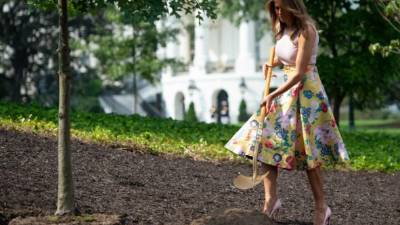 Melania Trump se encuentra en el centro de la controversia luego de que apareciera plantando un árbol con sus tradicionales tacones Louboutin en un acto oficial en la Casa Blanca.