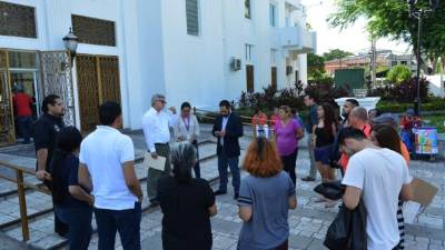 En el atrio municipal, Eliseo Fajardo da información histórica de la ciudad a los salvadoreños.