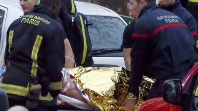 Las autoridades sanitarias atendieron a uno de los heridos, tras un tiroteo registrado hoy en París.