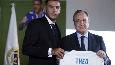 GRA413. MADRID, 10/07/2017.- El defensa del Real Madrid, el francés Theo Hernández (i), posa con una camiseta con su nombre junto con el presidente del club, Florentino Pérez (d), durante su presentación oficial celebrada hoy en Madrid. EFE/MARISCAL