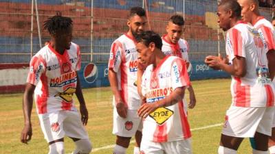 Javier Portillo y sus compañeros del Vida se hicieron el pasillo como burla al Marathón, los verdes en la primera jornada se lo habían pedido.