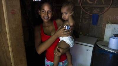 Una joven dominicana de 15 años posa con su hija.