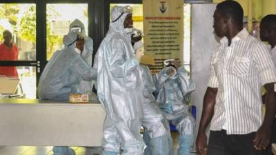 Trabajadores de la salud con trajes especiales de protección preparados para recibir cualquier emergencia de pacientes con ébola en el Hospital Nacional en Abuja (Nigeria). EFE/Archivo