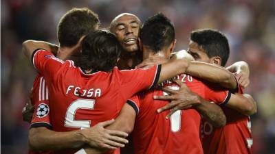 Benfica's players celebrate their second goal during the UEFA Champions League first round group E footbal match between Benfica and Barcelona at the Luz stadium in Lisbon on September 29, 2021. (Photo by PATRICIA DE MELO MOREIRA / AFP)