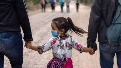 Un niño inmigrante mira hacia México después de cruzar la frontera hacia los Estados Unidos el 14 de abril de 2021 en La Joya, Texas. AFP