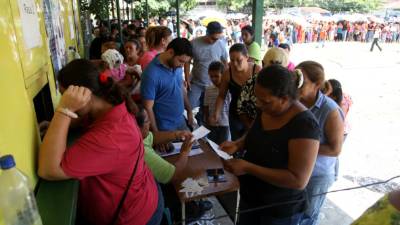 El personal de Banadesa trabajó ayer entregando el Bono Diez Mil.