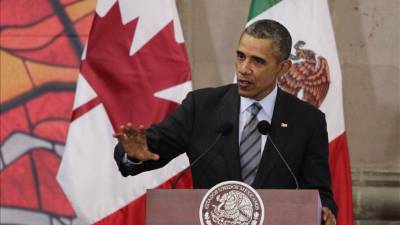 El Presidente de Estados Unidos, Barack Obama, habla ayer durante la conferencia trilateral con el presidente de México, Enrique Peña Nieto y el primer ministro de Canadá, Stephen Harper, en el marco de la Cumbre de Líderes de América del Norte que se desarrolla en la ciudad de Toluca (México). EFE