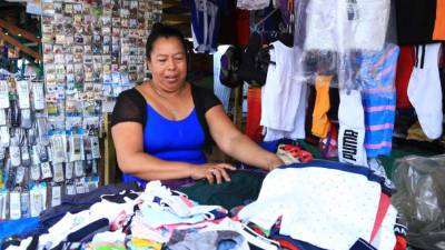Una vendedora de ropa en su negocio en el centro de la ciudad. Foto: Amílcar Izaguirre