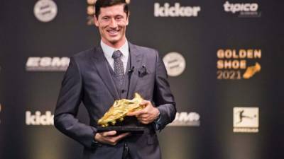 Lewandowski se mostró feliz tras recibir la Bota de Oro. Foto Twitter Robert Lewandowski.